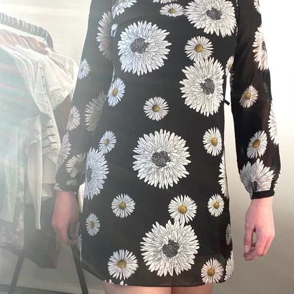 Black floral dress 🖤🌼 - Picture 4 of 4